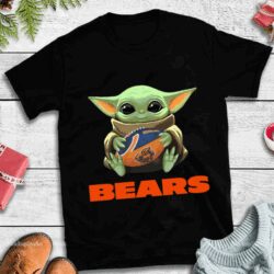 Baby Yoda Hug Chicago Bears T-shirt For Fans