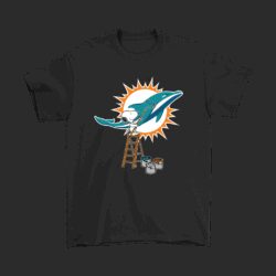 NFL Miami Dolphins T-shirt Snoopy Paints The Logo