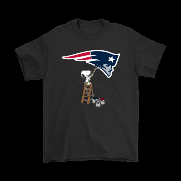 NFL New England Patriots T shirt Snoopy Paints The Logo