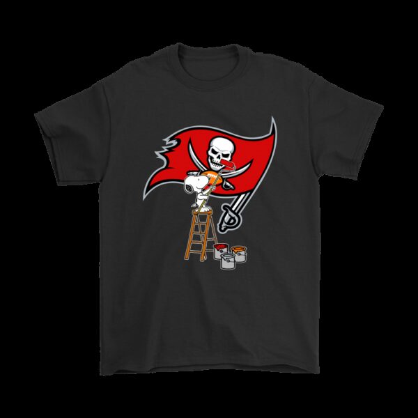 NFL Tampa Bay Buccaneers T shirt Snoopy Paints The Logo